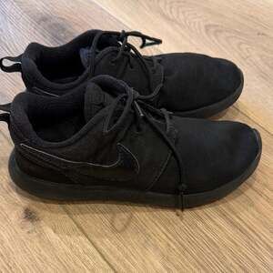 Nike Boys Roshe One Black Sneakers Size 3
